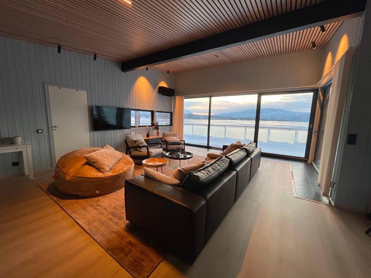 Lounge with leather sofa and a panoramic window