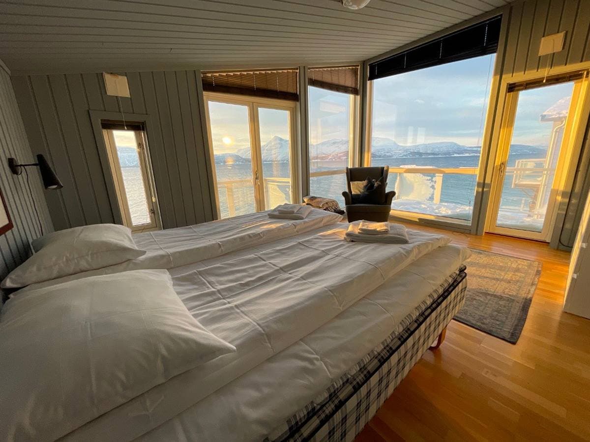 Double bedroom with fjord view and balcony door