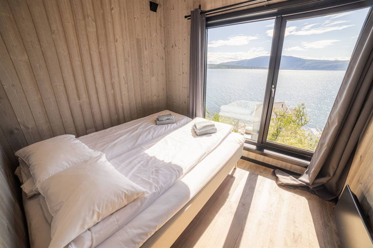 Bedroom with double bed and a window towards the fjord