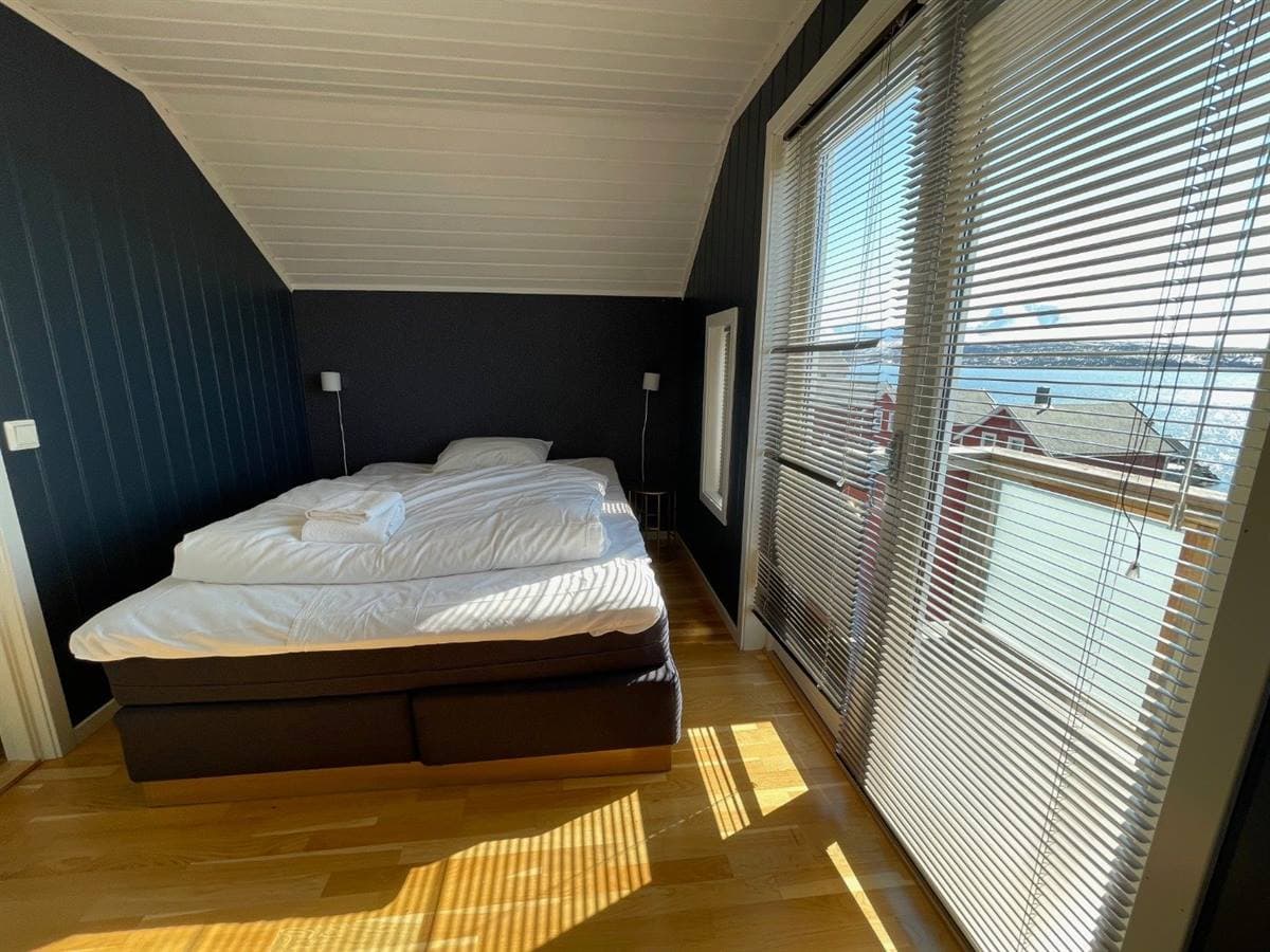 Double bedroom with a balcony door